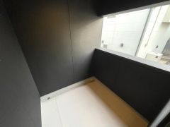 幅広のインナーバルコニーは多少の雨でも洗濯物を守ってくれ、家事を助けてくれること間違いなし。眩しすぎる日差しも和らげます。