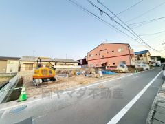 前面道路は西側約4.9ｍ公道。駐車もラクラクです＾＾