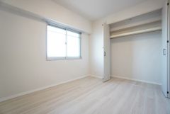 暖かい日差しが差し込む洋室。たっぷり収納できるクローゼット付きでお部屋の中をすっきりと快適に保てます。