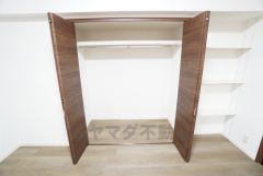 6帖洋室。ハンガーパイプ付きのクローゼット、収納棚が設けられています。 たっぷり収納できるので、すっきりと整理整頓でき気持ちよく過ごせますね＾＾