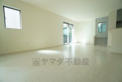 横長リビングは、リビングとダイニングの空間をわけて使うことができ、明るく開放感があるため長時間リビングで過ごしたい人におすすめです。