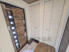 採光も考えられた明るい玄関です。たっぷり収納できるシューズボックス付きなので、家族全員の靴がきれいに整頓できます。