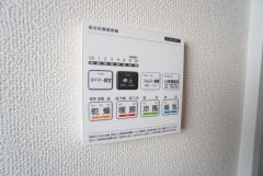 浴室暖房乾燥機には、暖房、乾燥、涼風、換気の4つの機能が付いています。タイマー付きです。換気・雨の日の洗濯も安心です＾＾