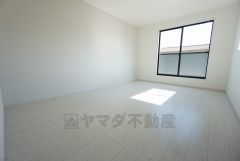 10帖。主寝室としてお使いいただけそうなこちらのお部屋は、日当たりが良く、爽やかな風を感じて起きる朝は、快適生活の始まりに。