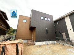 現地（2025年11月）撮影。スーパー、コンビニ徒歩8分圏内。イオンモール筑紫野まで車で8分（3.1ｋｍ）周辺環境充実です＾＾ カースペース3台付き＾＾（車種による）