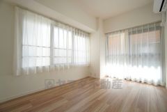 主寝室としてお使いいただけそうなこちらのお部屋は、日当たりが良く、爽やかな風を感じて起きる朝は、快適生活の始まりに。