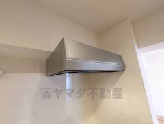 コンロ上には換気扇完備＾＾調理時の蒸気や匂いが換気扇に誘導され、効率的に排煙ができます＾＾