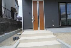 質感、使いやすさ、安全性、断熱性能を併せ持った玄関ドアです。家の顔となる玄関扉がかっこいいと、たくさんの人を招き入れたくなりますね＾＾