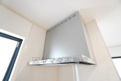 コンロ上には換気扇完備＾＾すぐ横に小窓が設けられているので、換気扇と合わせてWで換気できます＾＾