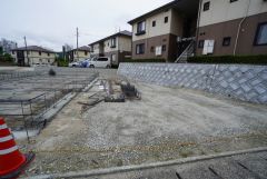 現地2026年6月撮影。カースペースは並列3台分確保。急な来客時やお子様が成人して車を所有するようになっても安心です。