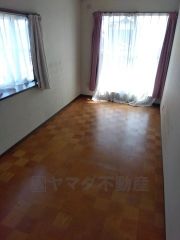 バルコニーに面した洋室です。大きな窓からやわらかな陽が差し込む明るいお部屋です。寝室としてもおすすめです。