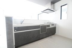 対面式キッチンなのでリビングにいるご家族とコミュニケーションを取りながら洗い物や、お料理が楽しめそうですね＾＾