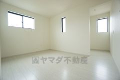 6帖。2面採光を確保した明るい室内は、風通しも良く、大変居心地の良い空間となっております。日当たりがよく、子供部屋としての利用もおすすめ。WICにも窓付き＾＾ 