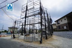 B号棟。現地2026年7月撮影。 駐車3台可能。マイカー用や来客時にも安心です。最寄りバス停まで徒歩3分。天神・博多駅行。