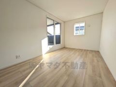 主寝室としてお使いいただけそうなこちらのお部屋は、日当たりが良く、爽やかな風を感じて起きる朝は、快適生活の始まりに。