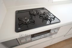 3種類の料理が同時に調理できる、3口ガスコンロ。忙しい夕食の支度時間が短縮できて効率よくお料理が楽しめます。