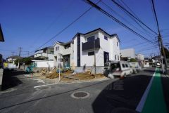 開放感のある角地。前面道路は南東側約5.8ｍ、南西側約4.6ｍの公道に面しています。