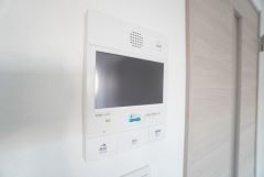 防犯性、セキュリティ対策に安心できるテレビモニター付きインターフォンです。セールスマン対策にもなり安心できます。