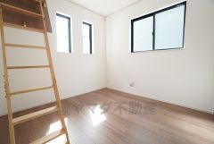 2面採光を確保した明るい室内は、風通しも良く、大変居心地の良い空間となっております。日当たりがよく、子供部屋としての利用もおすすめ。