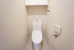 温水洗浄機付トイレです。節水機能もあるので、安心して使えますね。もちろん、1階2階の2ヶ所にトイレがあるので、忙しい朝にもゆとりができますね。