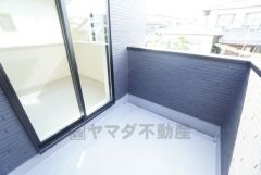 広々とした陽当たりの良いバルコニー。 天気のいい日にはお布団もまとめて干せそうですね＾＾日光浴スペースにも＾＾