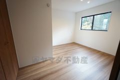 バルコニーに出入りできる約6.25帖の洋室。