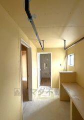 ゆとりある広さを確保した洗面室。室内干しにも対応できるスペースで、天候に左右されず快適にお洗濯が可能です。家事動線もスムーズで、毎日の暮らしを効率よくサポートします。