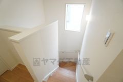 お子様も高齢の方も安心して上り下りができる手摺がついた安心設計です。 階段には小窓を配置しました。日中でも暗くなりがちな階段下が明るくなり安全ですね。