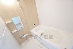 1日の疲れを癒すくつろぎのバスルーム。足を伸ばしてもゆったりと入れるサイズです。  