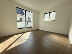 7帖。主寝室としてお使いいただけそうなこちらのお部屋は、日当たりが良く、爽やかな風を感じて起きる朝は、快適生活の始まりに。