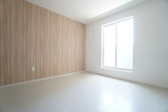 主寝室としても利用できる6.8帖の洋室は南側にバルコニーがあり、日当たり良好です。温かい光の差し込むゆとりのある居室をぜひ現地にてご確認くださいませ。