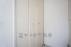 白を基調とした開放感あふれるルームデザインです＾＾洋室にはクローゼットもあり荷物もすっきり片付けられ、ゆとりのある暮らしが出来ます＾＾
