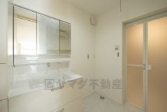 三面鏡裏収納付き洗面化粧台です＾＾ 歯磨きセットやスキンケア用品などの収納に便利ですね。 生活感も隠すことができ、来客時にも安心です。