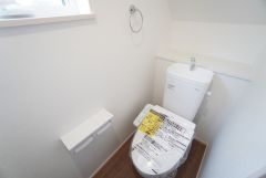 1階2階の2ヶ所にトイレがありますので、忙しい朝にも家族に気を使わず、ゆとりが生まれますね＾＾ 小窓付きで換気する時に便利です＾