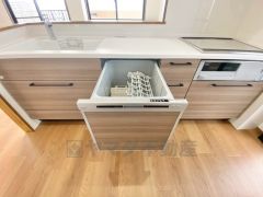 炊事時間を大幅に短縮できる食器洗浄乾燥機付き＾＾食器を洗う手間が減るので家族とのコミュニケーションの時間や自分の時間が増えますね。