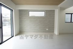大きな窓のあるリビングは、陽光あふれる明るい空間です。居心地良く、ご家族皆がゆったりくつろげる憩いの空間となりそうです。