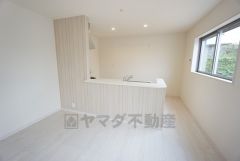 窓から光が差し込む明るいダイニングです＾＾