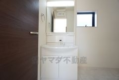 三面鏡裏収納付き洗面化粧台。