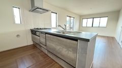 対面式キッチンなのでリビングにいるご家族とコミュニケーションを取りながら洗い物や、お料理が楽しめそうですね＾＾