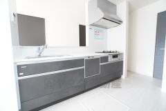 対面式キッチンなのでリビングにいるご家族とコミュニケーションを取りながら洗い物や、お料理が楽しめそうですね＾＾