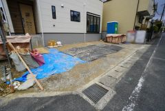 駐車スペースはゆとりある並列3台分を確保。マイカー用に、お客さま用に、余裕を持ってご利用いただけます＾＾ 