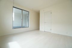 ご夫婦お二人のプライベートシーンを演出する寝室は、大容量のウォークインクローゼット付き。バルコニーへも面しており日当たり良好です。