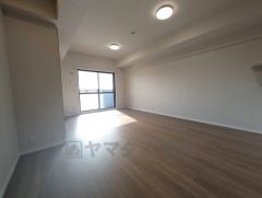 大きな掃き出し窓のあるリビングは、陽光あふれる明るい空間です。ゆったりと寛げる憩いの場となりそうです。