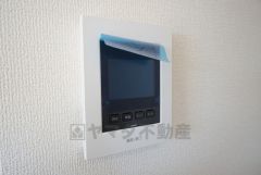 防犯はもちろん、セールスマン対策にもなるモニター付きインターホンです。お子さん1人での留守番時にも活躍しそうです。