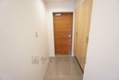 玄関は大容量のシューズボックス付き。高い収納力で玄関まわりをすっきり保てます。急な来客があっても気持ちよく対応できますね。