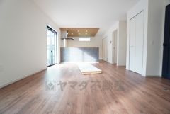 窓から光が差し込む明るいダイニングです＾＾