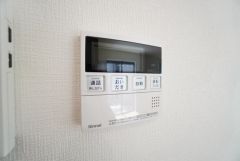 キッチン横からお湯張り、追い炊き、足し湯がボタン一つで楽々操作できる給湯機リモコンです。忙しい夕飯準備の時間帯に重宝しますね。