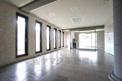 清掃の行き届いたきれいなエントランス。 ベビーカーや車椅子でもスムーズにすれ違えるワイドな通路幅を確保。大きな荷物がある際もストレスなく通り抜けられます＾ 