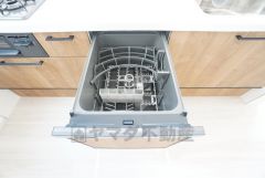 炊事時間を大幅に短縮できる食器洗浄乾燥機付き＾＾食器を洗う手間が減るので家族とのコミュニケーションの時間や自分の時間が増えますね。