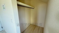 洋室にはハンガーパイプ付きのウォークインクローゼットが設けられています。たっぷり収納できるので衣替えの心配もいりませんね＾＾